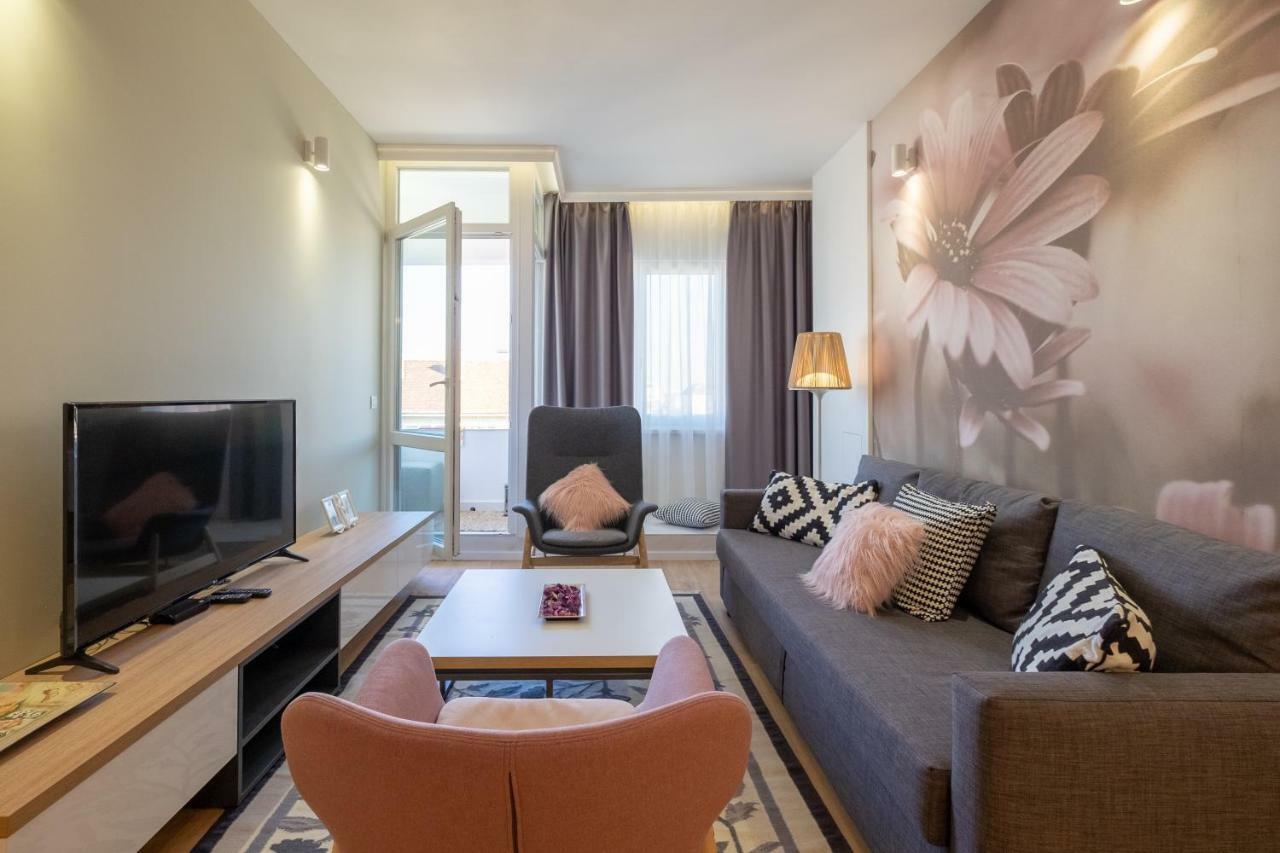 Vitosha Blvd Luxury 2-Bedroom, 2-Bathroom With Balcony Sofya Dış mekan fotoğraf