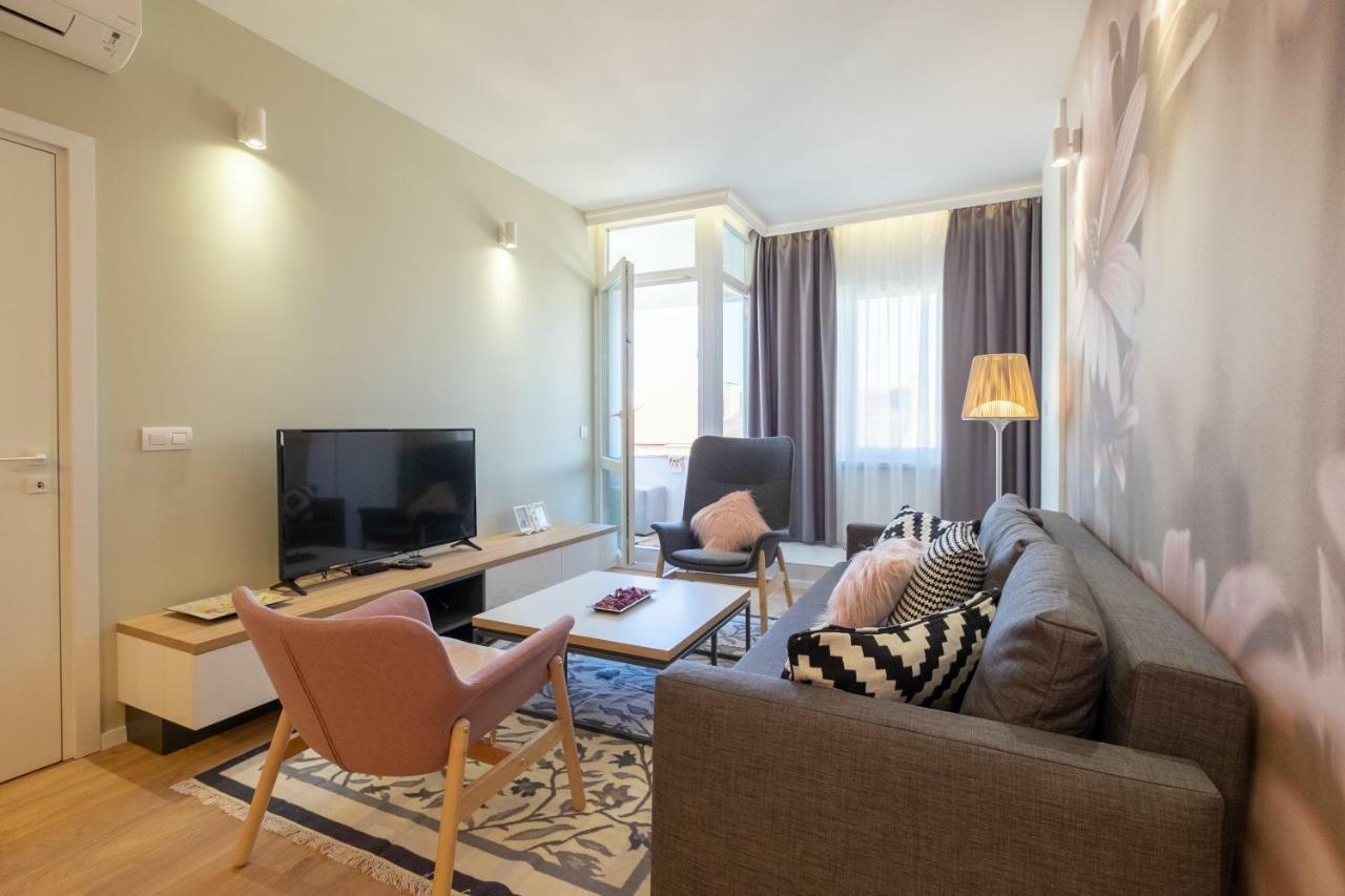 Vitosha Blvd Luxury 2-Bedroom, 2-Bathroom With Balcony Sofya Dış mekan fotoğraf