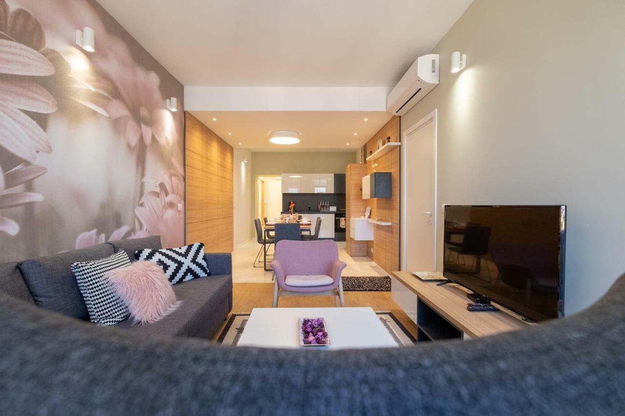 Vitosha Blvd Luxury 2-Bedroom, 2-Bathroom With Balcony Sofya Dış mekan fotoğraf