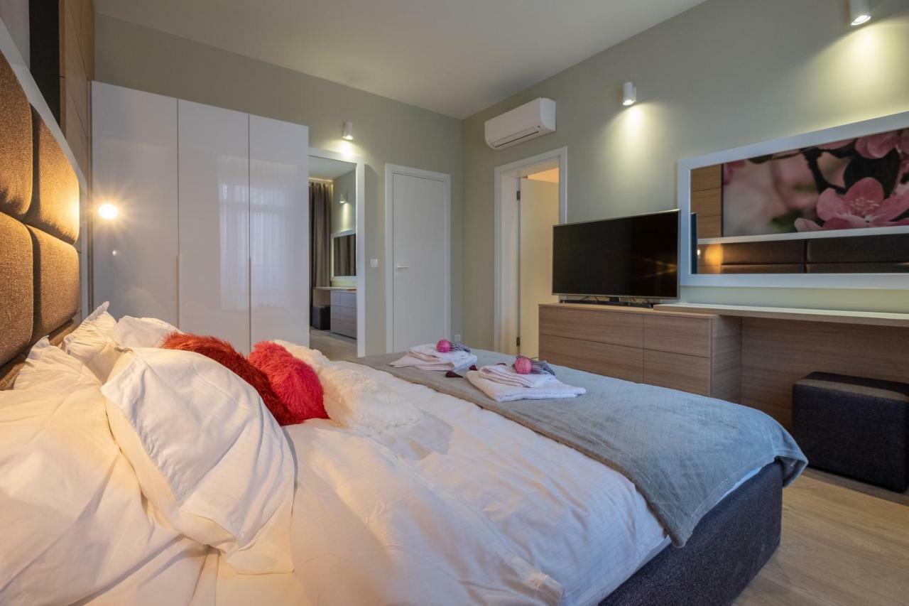 Vitosha Blvd Luxury 2-Bedroom, 2-Bathroom With Balcony Sofya Dış mekan fotoğraf